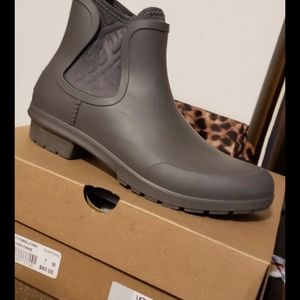 Ugg Chevonne Rain Boots... size 7.5